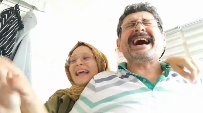 Bu mutluluklarn ektikleri video ile internet ortamnda &#8220;Akdeniz sen de ben geliyorum diye bu kadar mutlu musun?&#8221; yazsyla paylaan baba ve kzn, milyonlarca kii izledi.