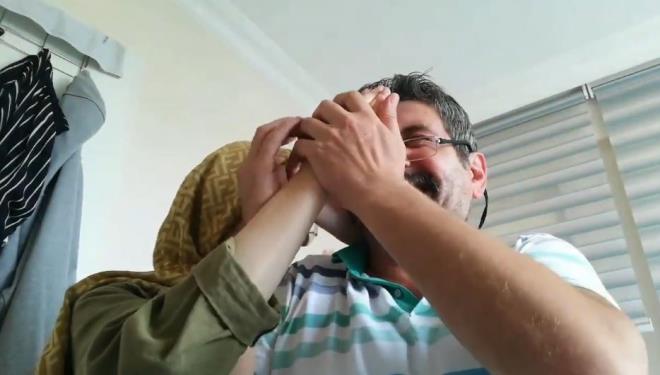 Yksekretim Kurumlar Snav (YKS) snav sonucunu babasyla birlikte renen gen kzn mutluluu, milyonlar duygulandrd. Bilgisayar bana geen baba ve ismi Berna olduu renilen kz, snav sonucunu renmek iin sisteme giri yapt.