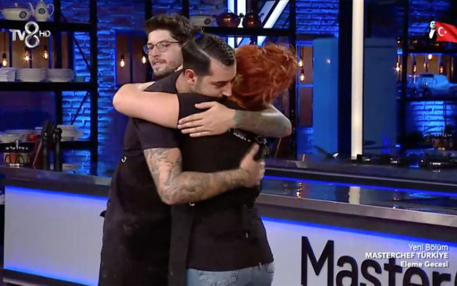 Masterchef Trkiye'de kim elendi sorusunun yantn veren eleme gecesi gerilimli geti. 3 oyunu da kaybeden mavi takmdan 6 kii elemeye kt. Kavgalarn patlak verdii haftada potaya den isimler Berk, Uur, Glah, Emir, Duygu ve Ayyce oldu. Masterchef'in iki etapl elemesinin ilkinde yarmaclardan yaratc tabaklar istendi.