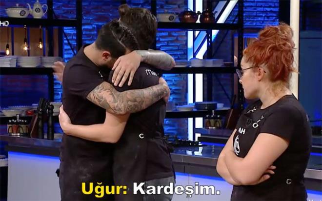 Etinin pimesinde sorun olan Berk, salatas skntl olan Uur ve yemei hi beenilmeyen Glah ikinci etaba kalan isimlerdi. Masterchef'ten elenecek ismi belirleyecek ikinci ve son etapta efler 'perde pilav' yaplmasn istedi.