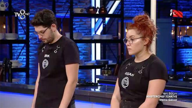 Masterchef Trkiye'de kim elendi?  <br>  Uur'un son dakikada potadan kurtulmasyla birlikte eflerin nnde Berk ile Glah kald. Birazdan efler kimin elendiini aklayacak.