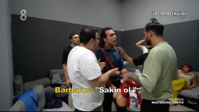 Bu haftaya 3-0'lk mavi takmn yenilgisi kadar son oyun sonras patlak veren kavga damga vurdu. Kulisteki kavga ilk olarak Barbaros ile Berk arasnda kt. Oyun srasnda ikili arasnda yaanan gerilimi Barbaros Yololu kulise tad. Berk'e hayli sert kan Barbaros'u dier takm arkadalar yattrmaya alt.