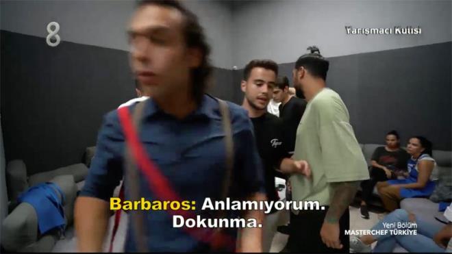 Barbaros hayli fkeli bir ekilde odadan uzaklarken, dier deden lklar duyuldu. Bu kez kavga edenler krmz takmdan Esra Tokelli ile mavi takmdan Glah Suna oldu. Esra'nn puanlar aklanrken sylediklerine tepki veren Glah, evde bunu dile getirince kavga kt.