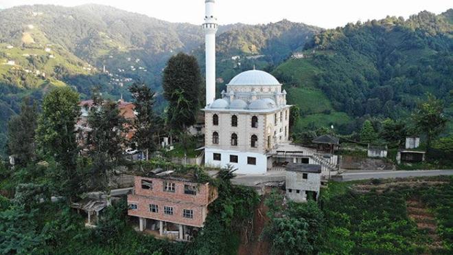 &#8220;Korku dolu anlar yaadk. Her seferinde bu byle oluyor. Her yamurda dkkann alt taraf kopuyor, ekipler gelip yolu ayorlar. Talar var burada. Onlar aaya doru yuvarlanyor. zerimize dmesin diye aadan hzla geiyoruz."
