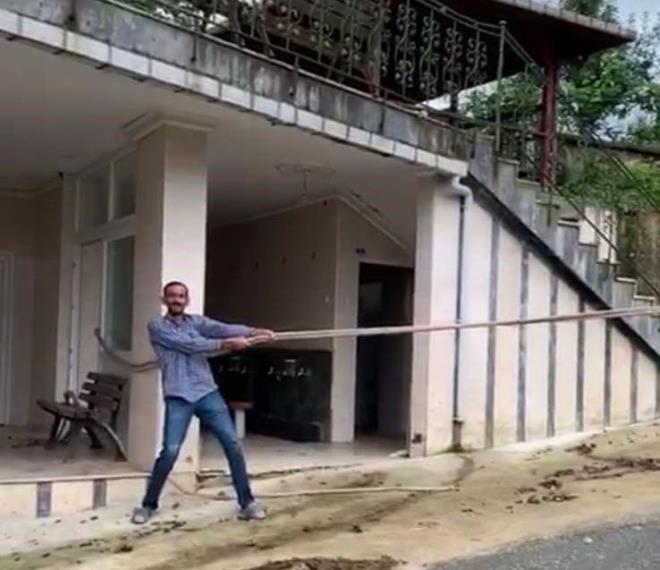 O anlar ise cep telefonu kamerasyla kaydederek sosyal medyada paylat. Sosyal medya kullanclarnn dikkatini eken video bir anda binlerce kii tarafndan paylalmaya balannca Bykky Belediyesi harekete geerek blgede inceleme yapt.