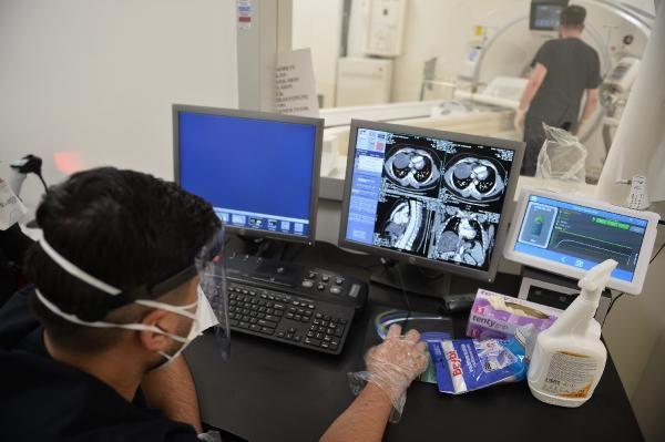 &#8220;Hastane toplam 75 bin metrekarelik kapal bir alan mevcut. Dikkat ettiyseniz yatay bir mimarisi var. Bu yatay mimaride uluslararas standartlara uygun olarak tam orta tarafta kor dediimiz yani ana yap dediimiz ameliyathane, radyoloji, laboratuvar, youn bakm gibi merkezler bulunuyor. Buna yakn evrede ise ekirdei tamamlayan dier youn bakm niteleri ve kliniklerimiz mevcut. Toplam 1008 yatak kapasiteli. 576 tanesi klinik, 432 tanesi ise youn bakm yata.