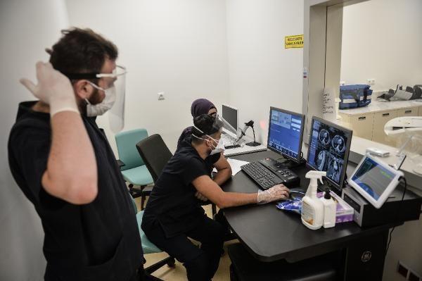 Bu kadar ok youn bakm yata almasnn sebebi pandemi ya da herhangi bir acil durumda multidisipliner olarak ok fazla hastaya hizmet vermek. Tabii bu kadar byk yatak kapasitesi olunca bunun hem alt hem st yapsn da yapmak lazm. Bu hizmeti tamamlayan tbbi cihaz ve insan faktrn gz nne alarak hepsini hazrlamamz lazm. Toplam 3 tane BT(Bilgisayarl tomografi), 2 tane MR planlanm. Bir odaya da acil giriimsel radyolojik ilemler ve kardiyo anjiyo grafik ilemler iin de bir anjiyografi odas planland ve yaplyor. Bunun dnda diyaliz nitemiz ve her trl tehis, tedaviyi salayacak cihaz parkuru mevcut. Baz ufak tefek eksiklikler de oluyor, onlar da tamamlyoruz. Her gelen personelimizi hangi pozisyonda olursa olsun, belli eitimlere tabi tutuyoruz. Bu eitimler de srekli oluyor. Hastanenin alma prensibi, Bakrky Dr. Sadi Konuk Eitim ve Aratrma Hastanesi&#8217;ne baland. Bizim iki kampsmz olutu. Birinci kamps Bakrky, ikincisi ise buras. Birinci kamps temiz alana geirdik. u anda orada kovid hastalar yok. Kovid hastalarnn klinik ve youn bakm tedavileri burada yaplyor.&#8221;