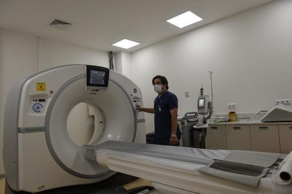 &#8220;Tabii negatif basn dediimiz odalarn zellii u. Basn yle bir ayarlanacak ki, burada soluduunuz hava br tarafa gemeyecek. Burada negatif basn sistemi tercih edildi. Enfekte olan hava ile olmayan hava birbirinden ayrlyor. Bu hastane ona gre dnlerek ina edilmi durumda. Ayrca youn bakmlarn baz zellikleri var, mesela diyaliz. Allah korusun bir deprem olduunda, ok fazla diyaliz hastas gelecek. Tm bunlar planlanm. Hatta acilin giriinde belki dikkatinizi ekmitir, KBRN dediimiz kimyasal, biyolojik, nkleer saldrlara kar da bir yer var. Orada da ilk gelecek hastalarn temizliinin yaplmas ve akan sularn ayr giderek artld bir sistem yaplm. Tm bunlara dikkat edilmi. Ve ok ksa bir srede yaplm, emei geen herkese teekkr etmek, tebrik etmek lazm.&#8221;