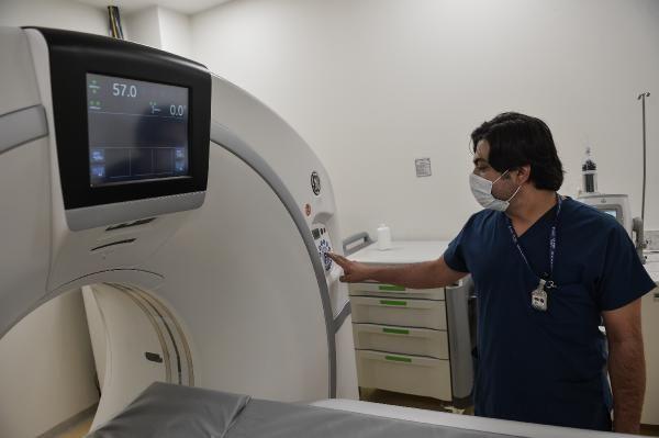 Prof. Dr. Ada, &#8220;Tahmini olarak u an bize gelen hastalar gnde 1000-1500 civarnda ama bunlarn hepsi kovid hastas deil tabii ki. Pasaport ilemleri iin PCR alma da yaplyor burada. Ayaktan gelen hastalar u an stabil, bir art yok. Bugn itibaryla hastanede 280 civarnda hasta yatyor&#8221; ifadelerini kulland.