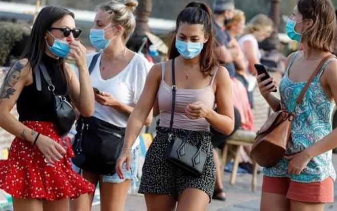 Salk Bakan Fahrettin Koca, koronavirs vaka saysnn en fazla artt illeri aklad. Buna gre Orta ve Gneydou Anadolu en fazla artn olduu yerler. En fazla art olan il ise Ankara... Koronavirs salgnnda ilk dalga yeniden pik yaparken, vaka artn durdurmak iin yeni yasaklar gndemde.  Yaz tatilinin bitmesiyle byk kentlerde &#8216;alarm&#8217; haline geilirken k nlemleri de gndemde. Ancak bu dnem hayat durdurmak yerine hareketlilii yavalatacak kararlar alnacak. Bundan sonra tm Trkiye'yi kapsayan yasaklar olmayacak, il baznda hafta sonu sokaa kma yasaklar uygulanacak. 65 ya st ve 18 ya alt iin yeni yasaklar gndemde... lkokullarn yz yze eitime balamas gndemde ancak niversiteler daha bir sre almayacak.