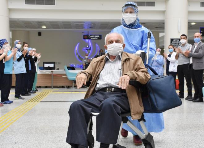 - En nemli karar, okullar konusunda olacak. Toplantlarda ilkretimin ak olmas, kronik rahatszl olan ocuklarn evde eitim grmesi, st snflarda sadece 8 ve 12. snflarn okula gitmesine scak baklyor.