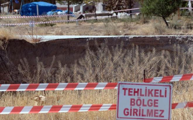 "Byle yerde kim oturmak ister"<br>    Blgede yaayan vatandalarn, can tehlikesiyle kar karya olduunu ifade eden Erol Karakaya "Karapnar iin endieleniyoruz. Devaml obruklarla karlayoruz. Bunlara bir zm istiyoruz. Tedirgin oluyoruz. Evlere mesafesi ok yakn. Karapnar&#8217;mz iin ne gerekiyorsa yaplmasn istiyoruz. Blgede yaayan insanlarmz da canndan korkuyor. Byle bir yerde kim oturmak ister." dedi.