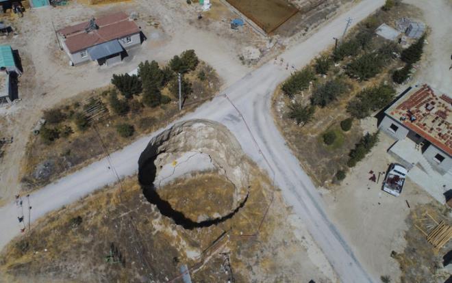 Karapnar ilesinde yer alt sularnn ekilip, topran gmesiyle meydana gelen 350'nin zerinde obruk bulunuyor. leye 8 kilometre uzaklktaki Readiye Mahallesi Ekmeki Yaylas'nda ise yolun ortasnda 30 metre apnda, 15 metre derinliinde obruk olutu. Yerleim yerlerine yaklak 20 metre uzaklktaki obruk izleri geen yldan fark edildi. Getiimiz 29 Austos gn atlaklarn olumasyla belediye ekipleri yolu trafie kapatt.