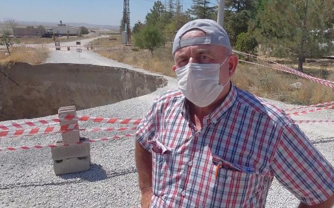 "Artk kylerde olumaya balad"  <br>  Yaylada, zeminin bir anda kaydna ahit olan yayla sakinlerinden Adem Ekmeki, "Burada zaten obruklar vard. Ancak artk kylerde olumaya balad. 29 Austos'ta yolda atlaklar olutu. Dn de ok kt bir ekilde kt. Buralarda nlem alnmasn istiyoruz artk. Tedirginiz, korkuyoruz nk evlere 15-20 metre uzaklkta. Evimizin nnde korkun bir ekilde obruk olutu, endieliyiz. Zeminin bir anda kaydn grdk, ok korkun bir ey. yi ki evlere denk gelmedi" dedi.