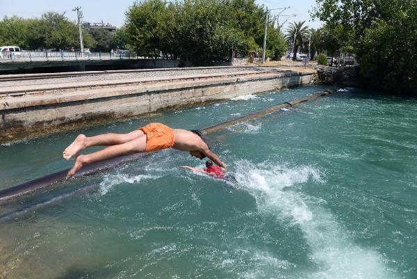 Scaklklarn cumartesi gnnden itibaren yurdun kuzeybat kesimlerinden balayarak lke genelinde azalaca, kuzey ve i kesimlerde mevsim normalleri civarnda, gney kesimlerde ise mevsim normallerinin 3 ila 5 derece zerinde seyredecei tahmin ediliyor.