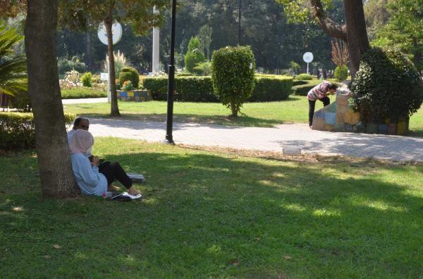Hava scaklklarnn yurdun i kesimlerinde ( Anadolu, Ege'nin i kesimleri, Akdeniz&#8217;in i kesimleriyle Orta ve Bat Karadeniz'in i kesimleri) eyll aynda kaydedilmi uzun yllar en yksek scaklk deerlerine yaklamas ve yer yer zerine kmas bekleniyor.
