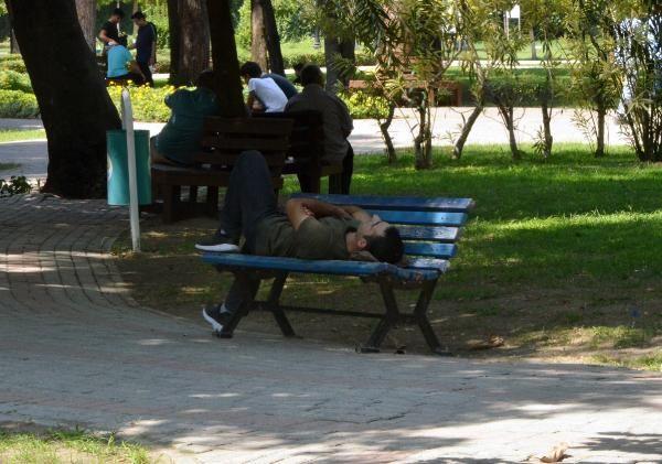 Meteoroloji Genel Mdrlnden yaplan aklamaya gre, geen hafta cuma gnnden balayarak lkeyi etkisi altna alan scak hava dalgasnn cumartesi gnne kadar srecei tahmin ediliyor.