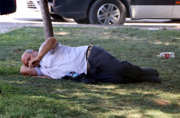 Bu saatlere dikkat: Scak hava dalgas nedeniyle gne nlarnn dik geldii 11.00-16.00 saatlerinde bata yallar, ocuklar ve kronik rahatszl olanlarn scak arpmasna kar dikkatli ve tedbirli olmalar gerekiyor.