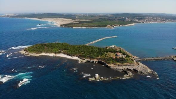 Koruma altnda tutulan adada sadece uzun yllar verdikleri hizmetten dolay Ik ailesinin yaamasna izin veriliyor. Defne aalarnn arasnda bulunan tek katl evde yaayan aile, sabahn erken saatlerinde sandalla denize alp balk yakalyor, gn iinde ise evlerinin nndeki bahe ile ilgileniyor. Aile, ihtiyalarn karlamak iin ise adaya en yaknda bulunan Cebeci'ye ulam kk sandalyla salyor.