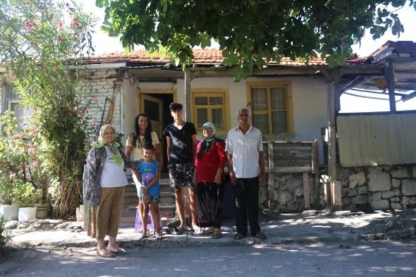 Adada kendilerini ok zgr hissettiklerini belirten Kalfa, &#8220;Babam buraya fener memuru olarak atand. Biz de burada yaamaya baladk. Babam emekli olduktan sonra biz buradan kamadk. Yllardr biz burada yayoruz. Devlette sa olsun bizim burada yaamamza msaade ediyor.