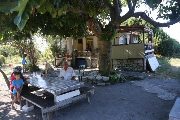 Evlendikten sonra adadan ayrlan Mustafa Ik'n kz kardei Biliz Kalfa ise bo zamanlarnda ehrin karmaasndan kaarak adaya geldiini syledi.