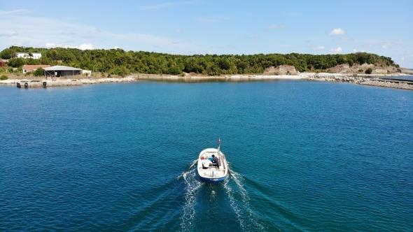 Balklk yapyorum, bahemiz var. Yazn buradayz. Sezon kapandnda Cebeci'ye gidiyoruz, orada kalyoruz. Balklk yaptm iin din kalyorum. Benim yatlarm yolda zor yryor. Ben gen durmam ona borluyum, herkes de yle sylyor. Buras darya gre daha iyi. Mesela, yazn Cebeci'ye gittiimizde ok scak, ama buras daha havadar. Virs nedeniyle de buras daha gvenli&#8221; dedi.