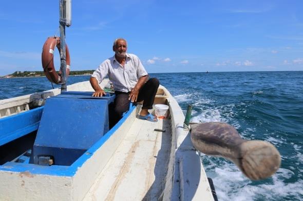 Buras bir ada ama zgr bir ada. zgrz, hi kimse karmyor. Byle gzel bir yer buras. Burada her eyi unutuyoruz. Derdi, tasay, virs, her eyi unutuyoruz. Ayamz hi buradan kesilmiyor. Bazen zlyoruz, p atyorlar. pler adann etrafnda toplanyor. Ondan ikayetiyiz&#8221; diye konutu.