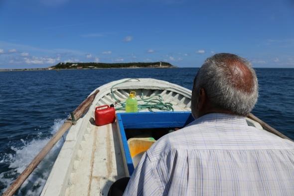 Ben zmit'te yayorum. Frsat bulduka geliyorum. Buras ok gzel. Buradan baka gidecek yer bulamyoruz. Geen geldiimde her yer ok kalabalkt. Onu grnce dedim ki biz dnyann en ansl insanlaryz