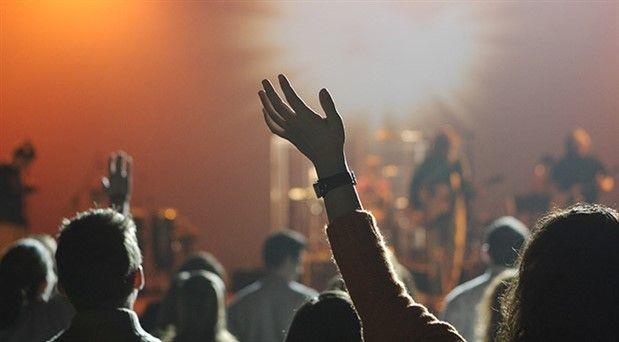 Genlerin yzde 64' baka lke vatandal istiyor     <br>&#8220;Bu lkeyi ynetiyor olsanz ncelikle zeceiniz sorun ne olurdu?&#8221; sorusuna genlerin 46,7&#8217;si gibi byk bir oran isizlik/istihdam sorunu cevabn verirken, yzde 8,8 hayat pahall yzde 7,6&#8217;s ise adalet cevabn verdi.  &#8220;Eitim veya i amal bir baka lkede geici sreli yaama frsat tannsa yurt dna gitmek ister misiniz?&#8221; sorusuna genlerin yzde 76,2&#8217;si &#8216;evet kesinlikle giderim&#8217; cevabn verirken, yzde 14&#8217; ise &#8216;Evet ama lkemde ayn artlar bulursam gitmem&#8217; cevabn verdi. Kalc olarak bir baka lkenin vatandal verildiinde  &#8216;evet terk eder giderim&#8217; diyenlerin oran yzde 64 olurken, sadece yzde 14&#8217; &#8216;lkemde kalrm' cevabn verdi.