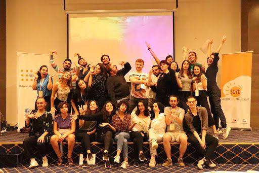 En ok Instagram kullanyorlar <br>    Yaplan aratrmaya gre genler yzde 34 ile en ok Instagram kullanyor. Instagram yzde 30 ile twitter, yzde 15 ile facebook takip ediyor. Genlerin yzde 58.6&#8217;s haberi sosyal medyadan takip ederken, bunu yzde 21 ile TV kanallar, yzde 15 ile basl gazeteler takip ediyor.