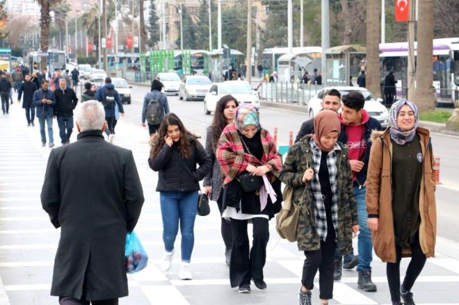 Daha iyi bir gelecek iin yurtdn istiyorlar    <br>&#8220;Hangi lkede yaamak istersiniz?&#8221; sorusuna yzde 43 ile Avrupa lkeleri ba ekerken, yzde 39,8 ile ABD/Kanada yzde 14,8 ile de skandinav lkeleri takip ediyor.  &#8220;Neden baka bir lkede yaarsnz&#8221; sorusuna ise genlerin yzde 59&#8217; &#8216;daha iyi bir gelecek&#8217; cevabn verirken, yzde 14,6&#8217;s &#8216;Daha huzurlu hayat&#8217; yzde 6&#8217;s &#8216;adalet/eitlik&#8217; ve yzde 20,4&#8217; ise &#8216;dierleri&#8217; cevabn verdi.