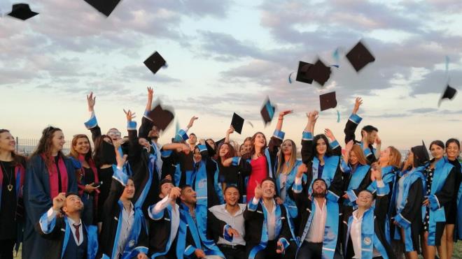 Uyuturucu sorusuna 'arkada ortam' yant     <br>&#8220;Size gre genler arasnda sigara, alkol ve uyuturucu vb. alkanlklarn artmasnda en nemli etkenler nelerdir?&#8221; eklindeki soruya aratrmaya katlan genlerin yzde 62,3&#8217; &#8216;arkada ortam&#8217; cevabn verirken, yzde 13,9&#8217;u &#8216;merak&#8217; yzde 10,4&#8217; ise &#8216;aile ortam&#8217; cevabn verdi.