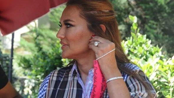 Basn mensuplaryla ksa bir sohbet eden ikiliden Demet Akaln, Okullarn alp almayaca ile ilgili sorulara verdii cevapla bombay patlatt.