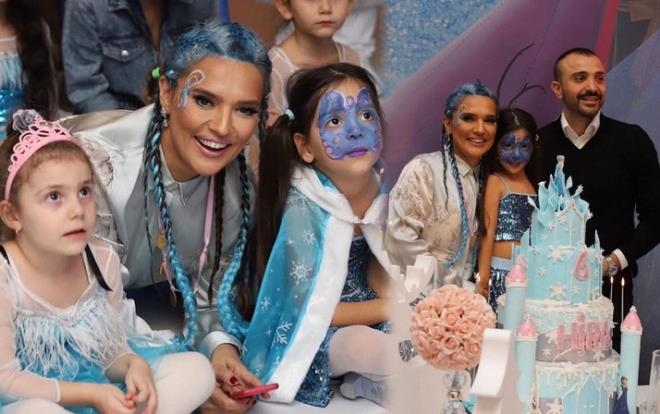 Star TV'de yaymlanan Demet Akaln ve Alian ile Sabah Sabah programnn canl yaynn bitiminin ardndan Etiler'de bir restoran k grntlendi. kta elini dezenfekte etmeyi ihmal etmeyen Akaln , canl yayn k olaan haftalk yemeklerini yediklerini syledi.