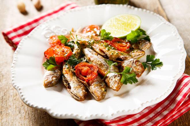 "Sardalye, hamsi gibi kk balklar klklaryla birlikte yenildiinde st rnleri gibi kalsiyum almanza da yardmc olur ve kemik geliiminde fayda salar."