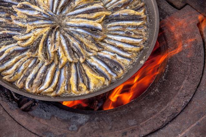 Balklar 4,5 aylk aradan sonra ava karken Dr. retim yesi Ezgi Eylem Fadlolu, salkl bir yaam iin haftada en az iki kere balk tketilmesi gerektiini tavsiye etti.