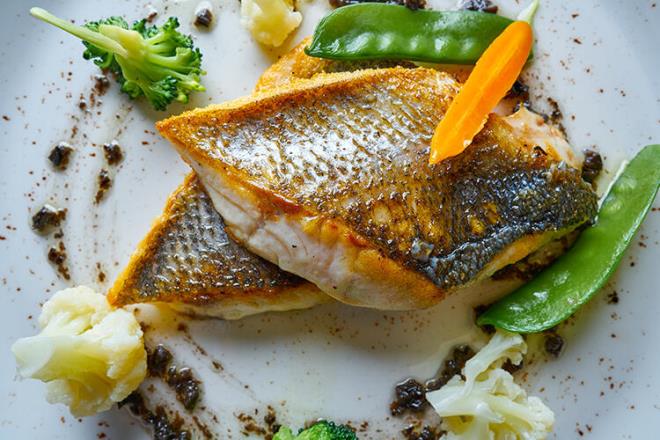 "D vitamini, hareketsizliin neden olduu kas dokusu kaybn nlemeye de yardmc olmaktadr. D vitamini ynnden zengin olan gdalardan biri de somon, uskumru, sardalye gibi yal balklardr. Balkta, dier hayvansal kaynakl besinlerin aksine doymu ya yerine, doymam ya asitleri mevcuttur. Omega-3, vcudun retemedii ve en fazla balkta bulunan son derece faydal bir ya asididir. Omega-3 ya asitleri, baklk sistemini korumann yan sra diyabete kar ve kalp damar hastalklarna kar da koruma salar."