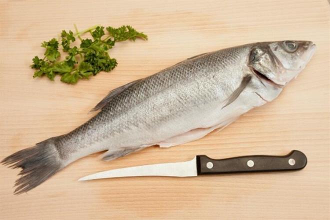 "Taze balk kokusuzdur, bayatladka asidik koku yaylr. Baln pullarna elinizi srdnzde kolayca elinize gelmemesi, dklmemesi gerekir. Taze baln gzleri parlak ve da bombeli olur. Tazeliini yitirdike gzler buulanmaya balar ve ieri ker. Solungalar canl krmzdr. Baln derisi gergin olmal, bala parmakla dokununca meydana gelen ukurluk annda dzelmelidir. Bayat balkta bu iz kalr."