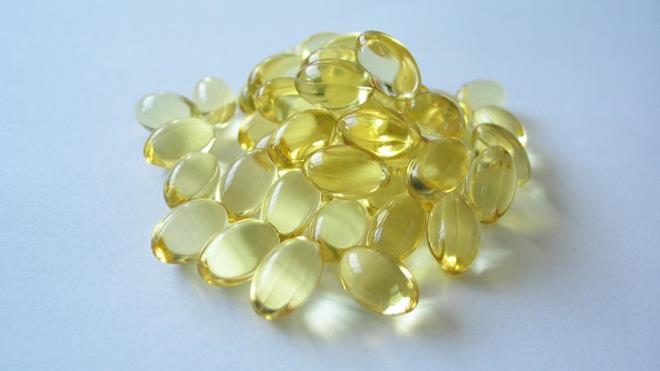 OMEGA 3 RENMEY KOLAYLATIRIR<br>    Salk Bilim Kurulu yesi Prof. Dr. Hasan Tezer balk yann ocuklarda hiperaktivite-dikkat eksiklii-odaklanma sresi ile ilgili bilimsel almalar yorumlad. Prof. Dr. Hasan Tezer konuyla ilgili unlar syledi:<br>    Aratrma sonular Omega 3 ya asidinin bilginin beyin hcreleri arasndaki boluklardan daha kolay atlamasn salayarak; renmeyi abuklatrd, hafza ve dikkat yeteneini gelitirdiini ortaya koydu. Dikkat Eksiklii Hiperaktivite Bozukluu (DEHB) sorunu yaayan ocuklarda konsantrasyon gl, ar motor aktivitesi gibi ok eitli bulgular grlebilmektedir. 2018 ylnda yaplan sistematik bir derlemede DEHB olan ocuklarda Omega 3 dzeylerinin eksik olduu, almn artrlmas ile klinik semptom ve bilisel performanslar iyiletirdiine dair kantlar vardr. Ayrca esansiyel yag&#774; asitleri eksikliinin saldrgan/agresif davranlar iin de bir risk faktr&#776; olduu ileri srlmektedir. Avrupa Gda Gvenlii Otoritesi (EFSA) 2-18 ya arasnda ocuklar iin gnlk 250 mg EPA+DHA miktarnda Omega3 almn neriyor. DHA ocuklarda beyin fonksiyonlarn glendirdii iin DHA deerinin EPA&#8217;ya gre daha yksek olmasna dikkat edilmelidir.
