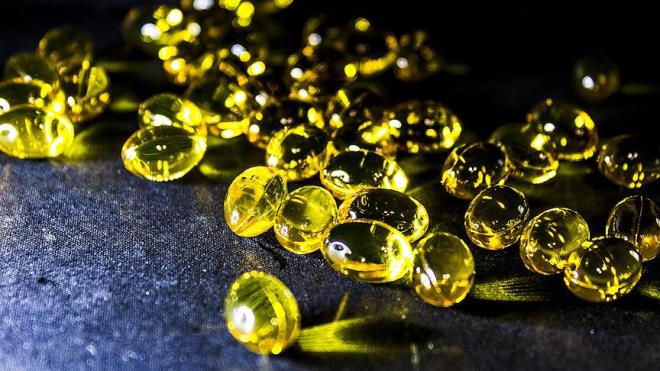 EPA-DHA ORANI OK NEML<br>Omega 3 ya asitlerinin en nemli iki bileeni EPA ve DHA&#8217;dr. zellikle beyin dokusunda DHA oran daha yksektir. ocuk geliim srecinde ok nemli grevi stlenen Omega 3 ihtiyacnn karlanmas iin haftada en az iki kez her biri 250 gr olacak ekilde yal balk, bitkisel olarak keten tohumu, semizotu gibi yeil yaprakl sebzeler, kuru baklagiller vs. tercih edilebilir. Ancak beslenme ile her zaman yeterli Omega 3 ihtiyac karlanmayabilir.  <br>  Bu durumda Omega 3 desteindeki EPA/DHA oranlarna mutlaka dikkat edilmelidir. Genellikle nerilen gnde 250-300 mg EPA+DHA&#8217;dr. Yetikinler iin EPA, hamileler, emziren anneler ve ocuklar iin DHA deeri nemlidir. Beynin yzde 60&#8217; ya, bu ya oluturan Omega 3 ya asidi DHA&#8217;dr. 2014 ylnda Oxford niversitesi yapt kontroll bilimsel deneyde Omega 3&#8217;n beyin hcreleri arasndaki boluklardan daha kolay atlamasn salayarak; renmeyi abuklatrd, hafza ve dikkat yeteneini gelitirdiini ortaya koydu