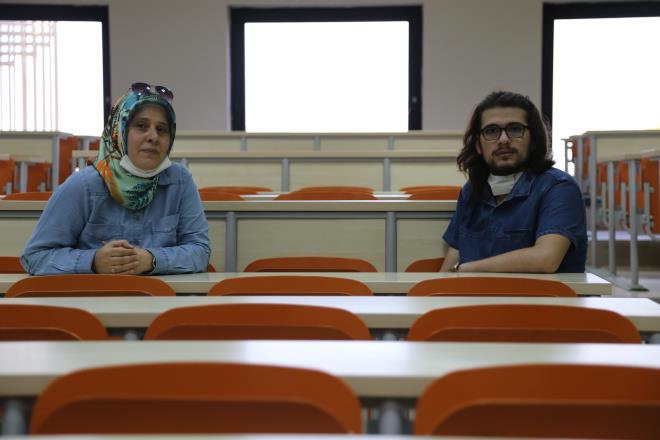 Kocaeli&#8217;nin zmit ilesinde yaayan evli ve 2 ocuk annesi 47 yandaki Mukaddes imek, Samsun&#8217;dan yanna gelen lise son snf rencisi yeenine rnek olmak iin onunla birlikte niversite snavna hazrland. Pandemi srecinde evde geirdii bo zamanlar da deerlendiren imek, gece gndz azmi ile alarak niversite snavna hazrland. Yksekretim Kurumlar Snav&#8217;na giren imek, 348 bin rencinin arasna girerek Kocaeli niversitesi (KO) ktisadi ve dari Bilimler Fakltesi Siyaset Bilimi ve Kamu Ynetimi blmne yerleti.