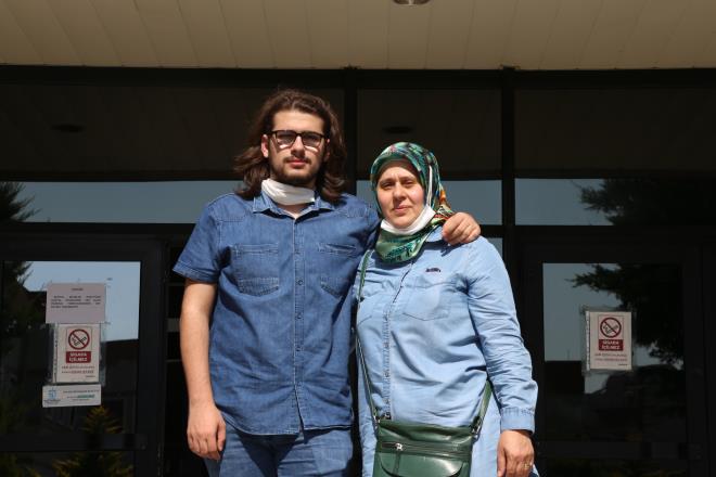 &#8220;Olumla ayn bahede eitim grmek, ayn sralar paylamak apayr bir duygu&#8221;  <br>Olu ile ayn kamps paylaacak olmann kendisini heyecanlandrdn ifade eden imek, &#8220;Umarm bu herkese, kadnlarmza genlerimize rnek olur. nk gerekten okumann ya yok. hibir ey iin de ge olmadn dnyorum. Belki bu saatten sonra bir i hayatm olmaz ama ben de akademisyenlik yolunda eitimimi daha ileri tarm diye dnyorum. Dilerim bir gn bu niversiteden mezun olduumuz gnleri de grrz. Olumla ayn niversiteye yerlemi olmak ok gzel bir duygu katt. Her anneye nasip olmayacak bir ey. Olum da Kocaeli niversitesi Bilgisayar Mhendislii 3. snf rencisi. Fakltelerimiz olumunki ile kar karya. Olumla ayn bahede eitim grmek, ayn sralar paylamak apayr bir duygu. Ben onunla gurur duyuyorum. O da benimle gurur duyduunu sylyor. Hayatm boyunca ocuklarma rnek olmak istemitim. Bir konu hakknda bilmiyorum demek kiiliimde yok. Bilmediim bir eyi bile okuyup, aratrp bilgi hazineme ekledim.