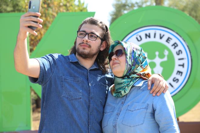 Olu ile ayn kamps paylaacak  <br>  Mukaddes imek&#8217;in 2 ocuundan birisi olan Yazhan imek de Kocaeli niversitesi Bilgisayar Mhendislii Blmnde eitim gryor. 3. snf rencisi olan Yazhan imek, annesi ile ayn kamps paylaacak. Olu ile birlikte ayn kampste olmann kendisini heyecanlandrdn syleyen Mukaddes imek, olunun arkadalarnn da duruma ardklarn ifade etti.