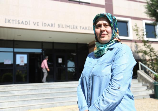 &#8220;Annemle ayn kampste okuyacamdan dolay ok mutluyum&#8221;  <br>Arkadalarna annesinin niversiteye yerletiini sylediinde ardklarn ifade eden Yazhan imek ise, &#8220;Annem kuzenimi desteklemek amac ile niversite snavna girdi ve siyaset ve kamu ynetimi blmn kazand. Onunla gurur duyuyorum. Ben de o srete anneme ve kuzenime destek olmaya altm. Yine de benim beklediimden daha iyi bir baar salad. Annemle ayn kampste okuyacamdan dolay ok mutluyum. Biraz heyecanlym. Daha nce hibir aile yemle ayn yerde okumadm. Ama mutluyum. Arkadalarma anlattm. Onlar da ardlar. Sonra onlar da annem adna mutlu oldular. Ama genel olarak bu yata niversite kazanmasna ardlar&#8221; eklinde konutu.