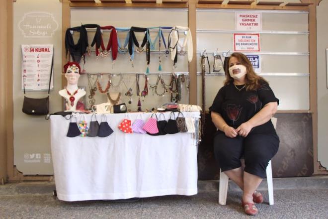 Az ksm grnebilir bir maske tasarlayan ve iitme engelliler iin iletiimi daha kolay bir hale getiren Dedeolu, ksa srede engelli vatandalarn youn talebi ile karlat. Dedeolu te yandan maskeyi yalnzca iitme engelli vatandalarn deil, salkl bir iletiim iin herkesin kullanmas gerektiini vurgulad.