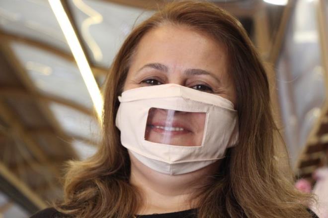 &#8220;Yallar da rahatlkla kullanabiliyor&#8221;  <br>Sevgi Dedeolu maske iin taleplerin gzel olduunu ifade ederken iitme engelli vatandalar dnda yallar iin de nemli olduunu syleyerek, &#8220;u an daha yeni yeni tantmaya alyoruz. u an talepler gzel gelmeye balad. nk zellikle bu maske iitme engellilerin dikkatini ekti. Onlar iin ok uygun oldu. Bir de yal kiilerin kulaklarnda duyma problemi olabiliyor. Yzne bakarak ifade ediyorlar. Yallar da rahatlkla kullanabiliyor&#8221; dedi.