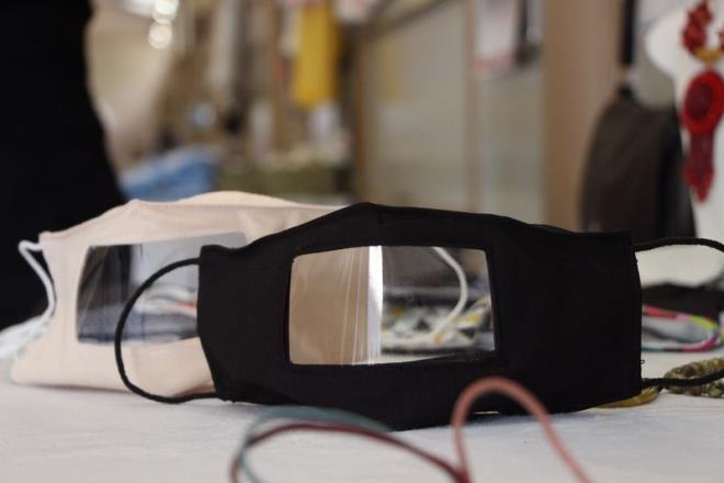 &#8220;Bu insanlarn dudak okumas gerekiyor&#8221;  <br>Fikrin k aamas ile ilgili konuan Sevgi Dedeolu, bu maskelerin iitme engelli vatandalar iin olduka nemli olduunu dile getirdi. Dedeolu, &#8220;itme engelli arkadalarmz bu srete sknt yayorlar. Bu insanlarn dudak okumas gerekiyor. Ne yapabilirim diye dnerek bu tarz bir maske tasarlamaya karar verdim. Ondan sonra da maske dodu ve maskeleri yaptm. Normal maskeler srekli kullanma uygun deil ama benim tasarladm maskeler uzun sreli kullanlabiliyor. tekiler sadece yz mimikleri iin ok nemli. Toplantlarda, avukatlarda, adliyelerde mimikleri kapatmamak gerekiyor. Onun iin gerekliydi onlar&#8221; eklinde konutu.