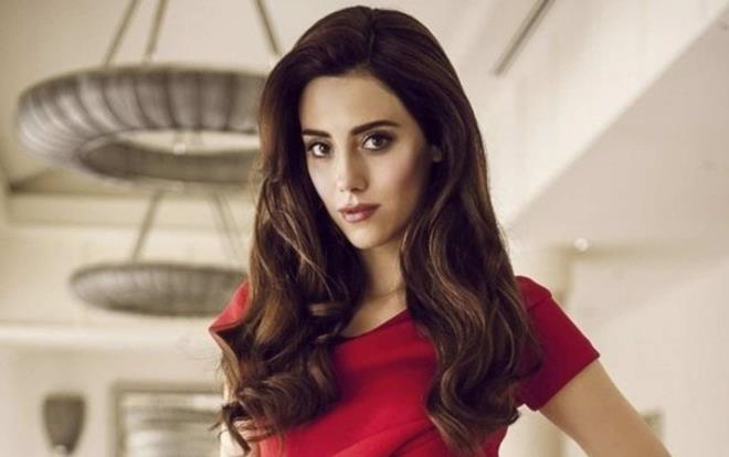 Son olarak Fox TV'de yaynlanan Ferhat ile irin dizisinde rol alan gzel oyuncu Cansu Dere bu diziyle hayal krklna uramt. 6 blmde ekranlara veda eden dizinin ardndan gzel oyuncunun yeni dizisinin ne olaca byk merak konusu olmutu.