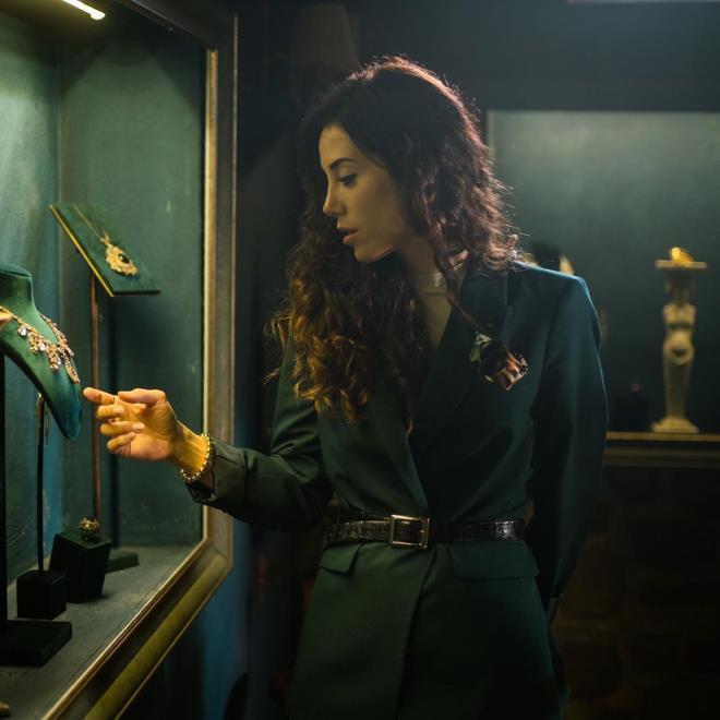 "Seyircileri Kanal D&#8217;ye kilitleyeceinden eminim"<br>  BBC Studios&#8217;un Format Satlar Kdemli Bakan Yardmcs Andre Renaud: &#8220;Doctor Foster&#8217;n hikayesi dnya seyircisine hitap etmeye ve insanlarn ilikilerde vermek zorunda kaldklar kararlar hakknda bir tartma yaratmaya devam ediyor. Gemma Foster gl ve karmak bir kadn; Cansu Dere&#8217;nin Trk seyircisi iin bu karakteri nasl yorumlayacan grmek iin sabrszlanyorum. Medyapm&#8217;n kaliteli dizi uyarlamaktaki olaanst baars ve Trk izleyicisinin dizilere olan tutkusu sayesinde Doctor Foster&#8217;n bu versiyonunun da Trkiye&#8217;deki seyircileri Kanal D&#8217;ye kilitleyeceinden eminim. Bunun bu blgedeki uyarlamalarmzn ilki olmasn umuyorum&#8221; diyerek dncelerini ifade etti.