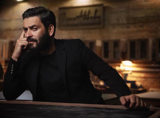 Ozan Akbaba, marangozlukla ilgili &#8220;10 yl nce ktk ev tasarm yapan bir mimarlk ofisinde alrken aldm ahap kokusu tutkuya dnt. Burada bir ahap parasna tasarlayp reterek yeniden hayat vermek ok keyifli. Tezgahn bandaki konsantrasyon beni zamandan ve mekandan uzaklatryor, dncelerim sadeleiyor&#8221; diye konuuyor.